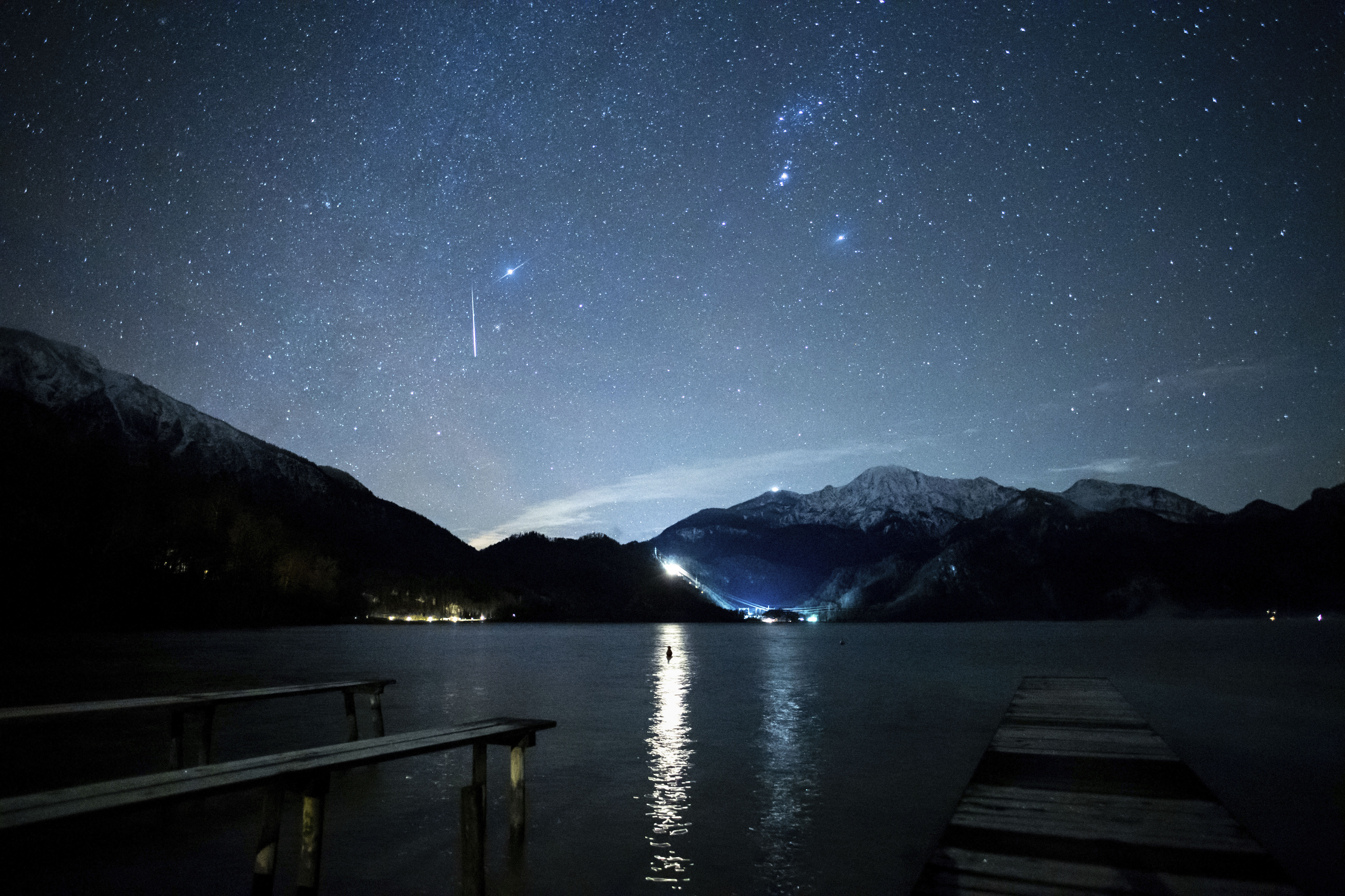 ▲▼圖為2020年12月14日在德國巴伐利亞科赫爾湖畔發現的雙子座流星雨，而非文中所提的恆星際流星。（圖／達志影像／美聯社）