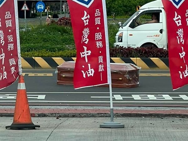 ▲▼台南「棺材」車上飛落！貨車急停緩慢繞過　網傻：嚇死人。（圖／記者林悅翻攝、翻攝自爆廢公社）