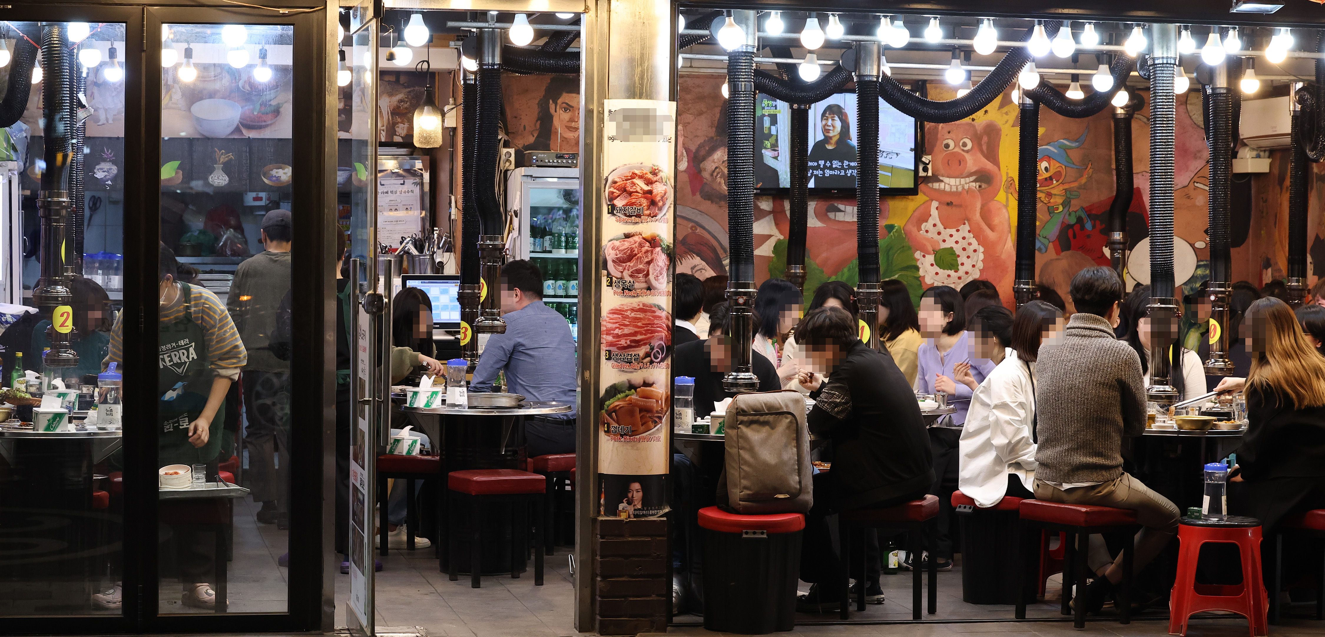 ▲▼南韓政府宣布，18日起將全面解除社交距離措施。圖為位於首爾弘大的餐廳。（圖／達志影像／newscom）