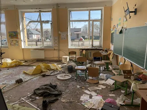 ▲▼烏克蘭北部切爾尼戈夫市附近的比基夫村（Novyi Bykiv）學校被毀，有俄軍士兵愧疚地在黑板寫下道歉字句。（圖／翻攝自推特／@shaunwalker7）