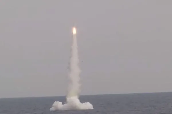 ▲▼俄羅斯軍隊從日本海的水下位置發射2枚「口徑」巡弋飛彈。（圖／翻攝自俄羅斯國防部YouTube）
