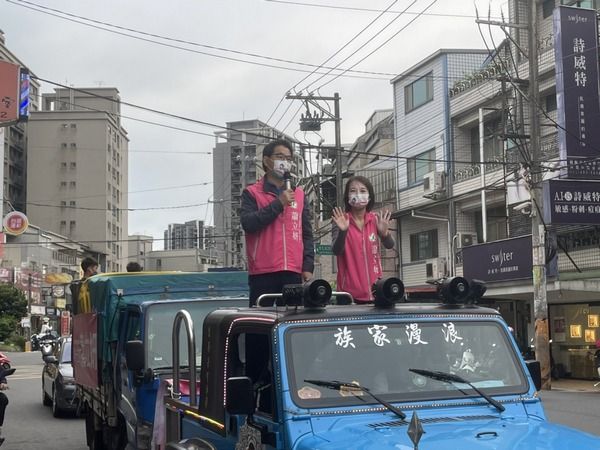 ▲劉建國陪同蕭立妍掃街