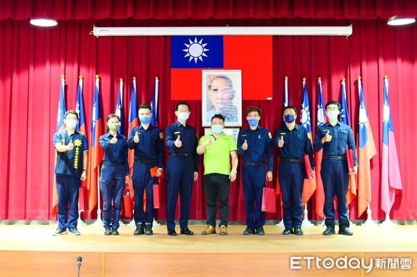 ▲大台南警察之友會永康辦事處副主任楊文達率同副團長吳建立、顧問吳晉任等人，頒發3月份「工作績優人員獎勵金」等獎金以鼓勵員警表現與辛勞。（圖／記者林悅翻攝，下同）