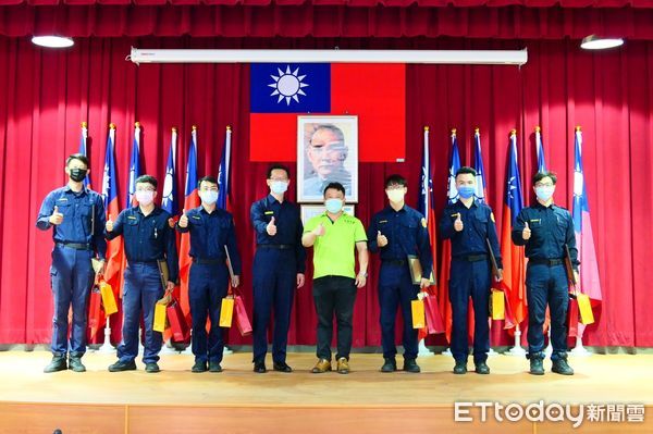 ▲大台南警察之友會永康辦事處副主任楊文達率同副團長吳建立、顧問吳晉任等人，頒發3月份「工作績優人員獎勵金」等獎金以鼓勵員警表現與辛勞。（圖／記者林悅翻攝，下同）