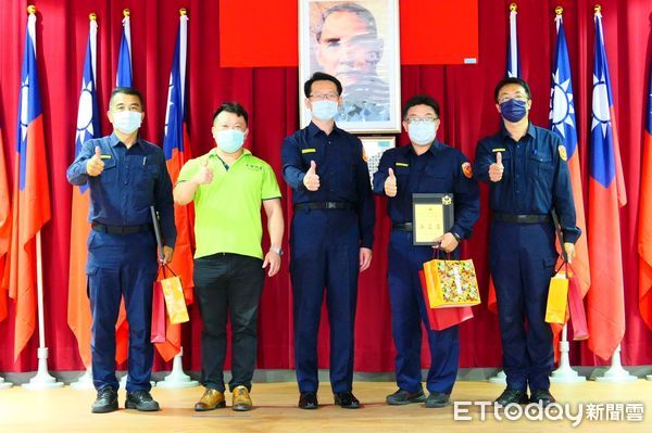 ▲大台南警察之友會永康辦事處副主任楊文達率同副團長吳建立、顧問吳晉任等人，頒發3月份「工作績優人員獎勵金」等獎金以鼓勵員警表現與辛勞。（圖／記者林悅翻攝，下同）