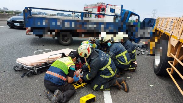 ▲國道3號200K發生追撞車禍。（圖／記者唐詠絮翻攝）