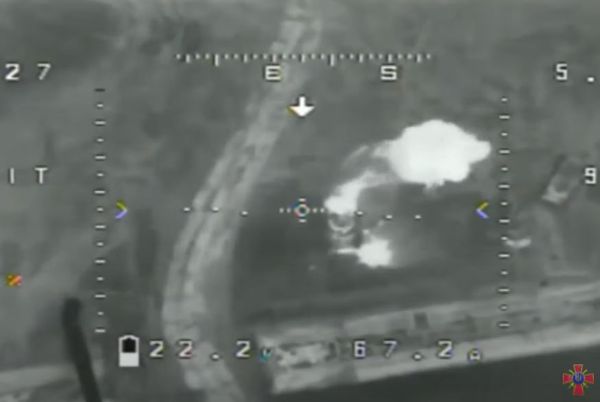 ▲▼烏克蘭志願軍無人機部隊「Aerorozvidka」在俄烏戰爭中以無人機投放炸彈，摧毀俄羅斯軍車。（圖／翻攝自烏克蘭陸軍YouTube頻道）