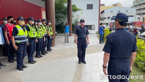 ▲今早9時許北港警於武德宮停車場快打演練，一度遭誤傳是鬥毆事件，現場香客紛紛閃避不敢靠近。（圖／記者蔡佩旻翻攝）