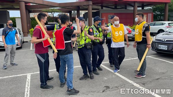 ▲今早9時許北港警於武德宮停車場快打演練，一度遭誤傳是鬥毆事件，現場香客紛紛閃避不敢靠近。（圖／記者蔡佩旻翻攝）