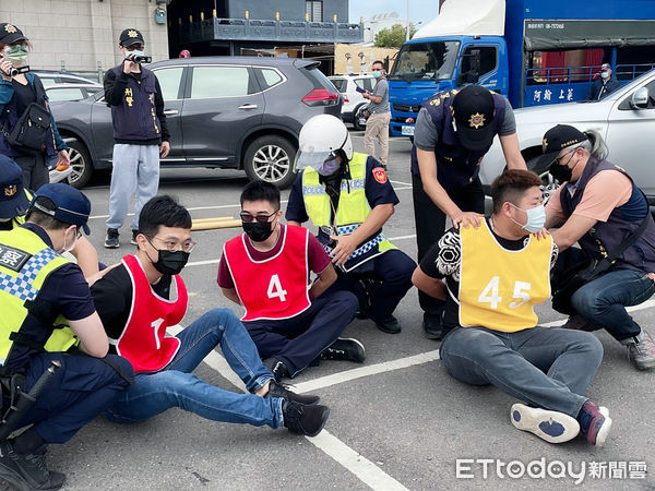 ▲今早9時許北港警於武德宮停車場快打演練，一度遭誤傳是鬥毆事件，現場香客紛紛閃避不敢靠近。（圖／記者蔡佩旻翻攝）