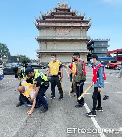 ▲今早9時許北港警於武德宮停車場快打演練，一度遭誤傳是鬥毆事件，現場香客紛紛閃避不敢靠近。（圖／記者蔡佩旻翻攝）