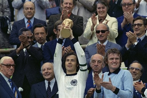 足球皇帝碧根鮑華在1974年為德國(西德)舉世界冠軍盃。(圖／達志影像／美聯社)