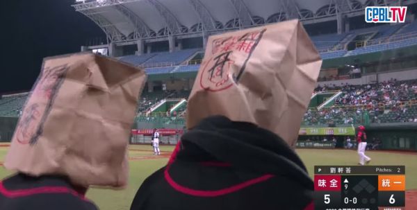 ▲味全龍搞笑面具俠。（圖／截自CPBL TV）