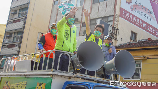 ▲屏東市立委莊瑞雄特地趕到台南市第一選區，幫綽號「安全帽」的市議員初選參選人王宣貿掃街拜票。（圖／記者林悅翻攝，下同）