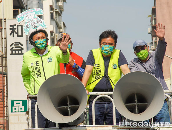 ▲屏東市立委莊瑞雄特地趕到台南市第一選區，幫綽號「安全帽」的市議員初選參選人王宣貿掃街拜票。（圖／記者林悅翻攝，下同）