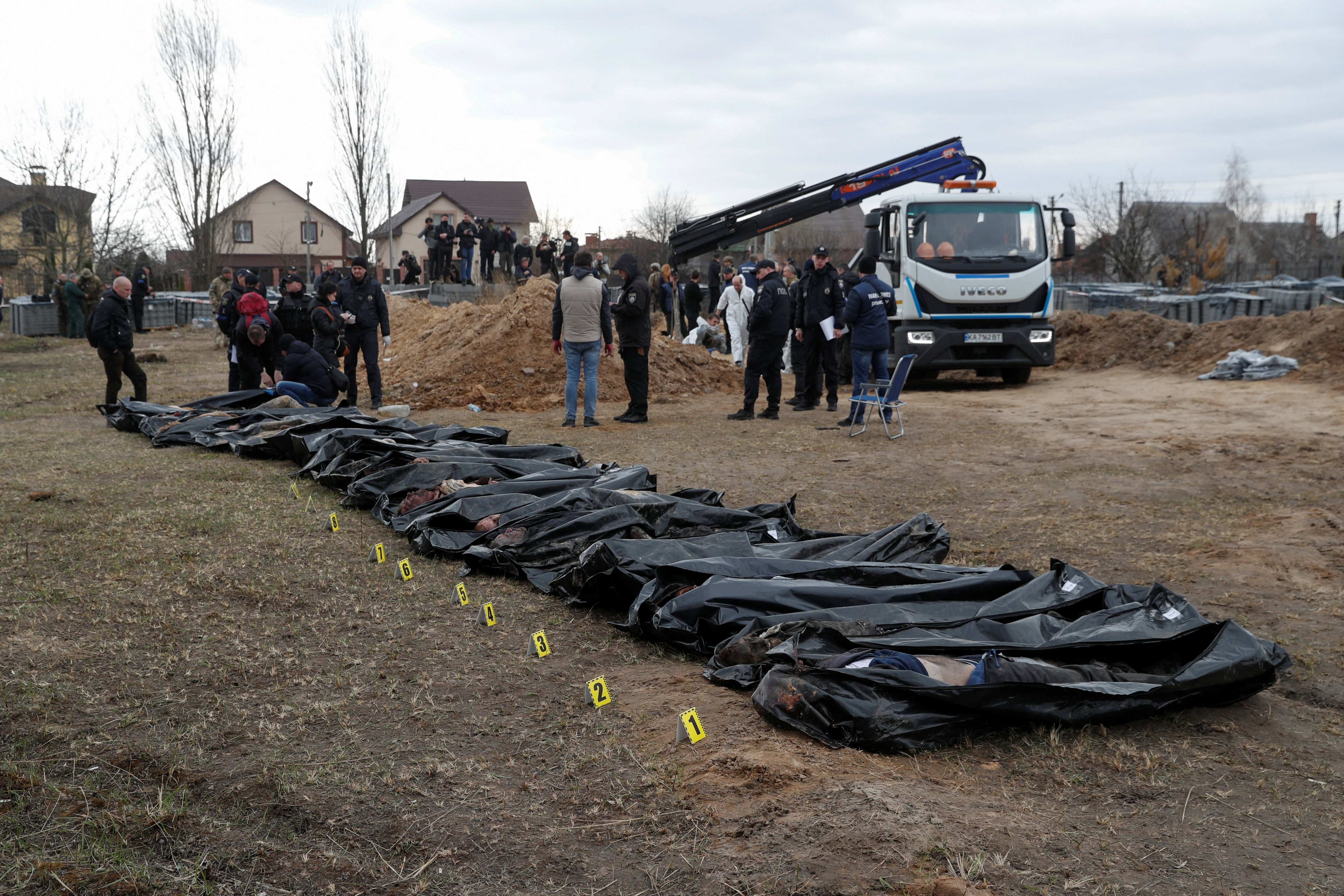 ▲▼烏克蘭北部布查鎮（Bucha）發現一處數百人亂葬崗，當地政府與軍人正在挖掘、處理這些遺體。（圖／路透）