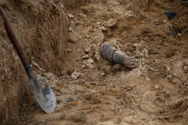 ▲▼烏克蘭北部布查鎮（Bucha）發現一處數百人亂葬崗，當地政府與軍人正在挖掘、處理這些遺體。（圖／路透）