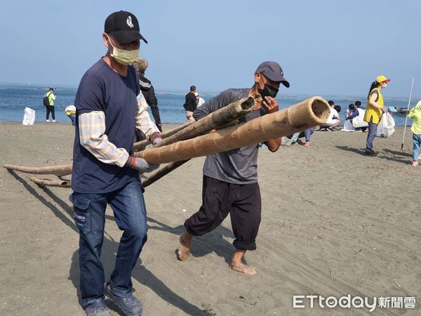 ▲台南市環保局春季淨灘特地與學童寫生比賽相結合，近百名學童報名參加寫生，上百人響應淨灘，在假日清晨展現海洋環境之美及無私公益精神。（圖／記者林悅翻攝，下同）