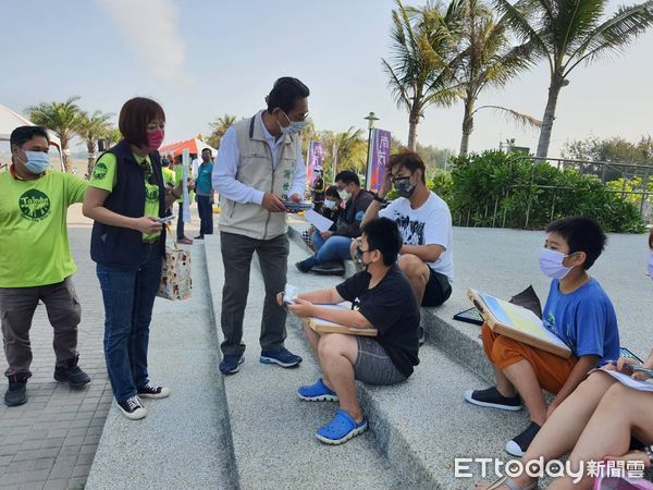 ▲台南市環保局春季淨灘特地與學童寫生比賽相結合，近百名學童報名參加寫生，上百人響應淨灘，在假日清晨展現海洋環境之美及無私公益精神。（圖／記者林悅翻攝，下同）