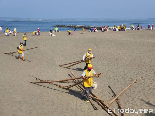 ▲台南市環保局春季淨灘特地與學童寫生比賽相結合，近百名學童報名參加寫生，上百人響應淨灘，在假日清晨展現海洋環境之美及無私公益精神。（圖／記者林悅翻攝，下同）