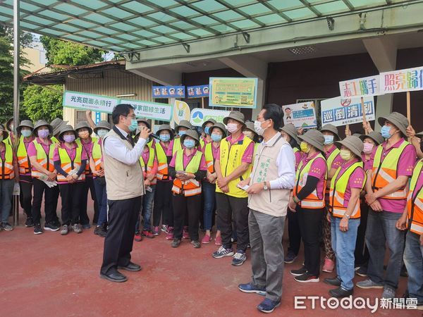 ▲台南市長黃偉哲一早便到場慰勞環保志義工及救國團志工，肯定志義工服務、照亮歸仁街道，並親自擦拭反射鏡。（圖／記者林悅翻攝，下同）