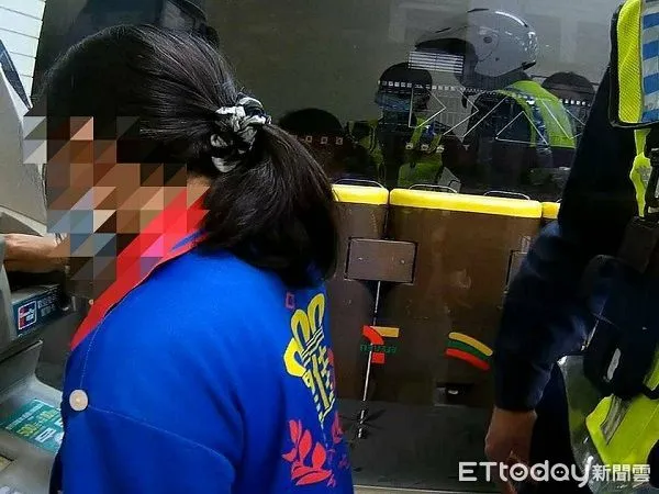 ▲廖姓女子遭詐騙操作ATM，員警連忙勸阻。（圖／桃園警分局提供）