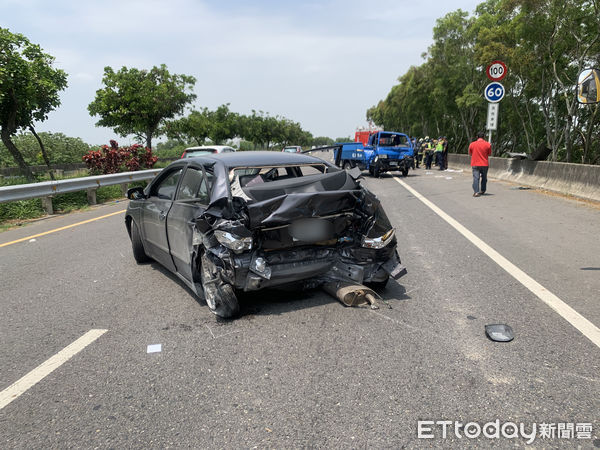 ▲今日近午台78縣土庫交流道附近發生追撞車禍，造成5人輕傷，小貨車上留有一隻柴犬狂發抖。（圖／記者蔡佩旻攝）