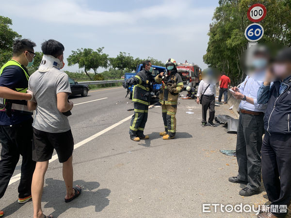 ▲今日近午台78縣土庫交流道附近發生追撞車禍，造成5人輕傷，小貨車上留有一隻柴犬狂發抖。（圖／記者蔡佩旻攝）