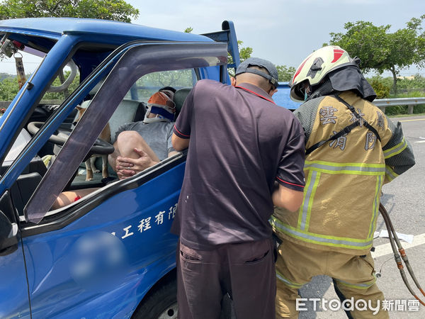 ▲今日近午台78縣土庫交流道附近發生追撞車禍，造成5人輕傷，小貨車上留有一隻柴犬狂發抖。（圖／記者蔡佩旻攝）