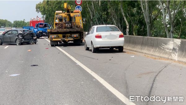 ▲今日近午台78縣土庫交流道附近發生追撞車禍，造成5人輕傷，小貨車上留有一隻柴犬狂發抖。（圖／記者蔡佩旻攝）