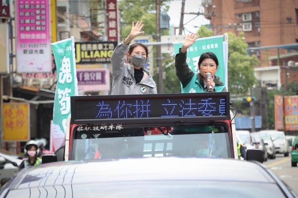 ▲民進黨中壢議員初選倒數，賴品妤挺魏筠車隊掃街