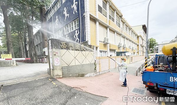 ▲桃市+159新增本土個案，市府環保局人員在桃園區西門國小校園外進行清消作業。（圖／記者沈繼昌翻攝）