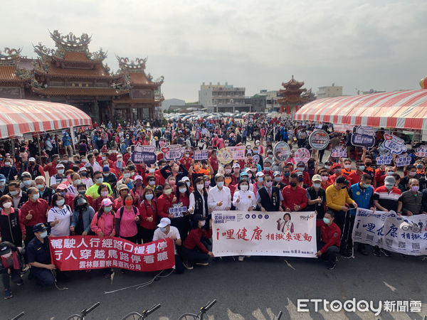 ▲今日台西安西府祈福健走活動由雲林縣消防局主辦，吸引上千民眾參加，在安全社交距離下徒步3公里。（圖／記者蔡佩旻攝）