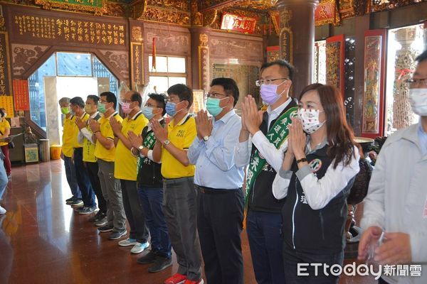 ▲屏東縣長潘孟安，力挺立委林宜瑾的兩位子弟兵，新豐區市議員參選人朱明宏及永康區市議員參選人朱正軒。（圖／記者林悅翻攝，下同）