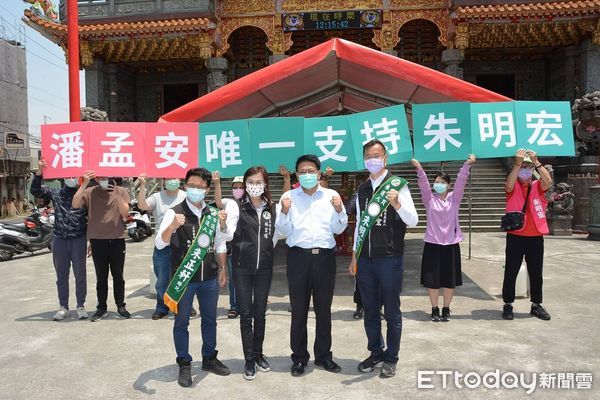 ▲屏東縣長潘孟安，力挺立委林宜瑾的兩位子弟兵，新豐區市議員參選人朱明宏及永康區市議員參選人朱正軒。（圖／記者林悅翻攝，下同）