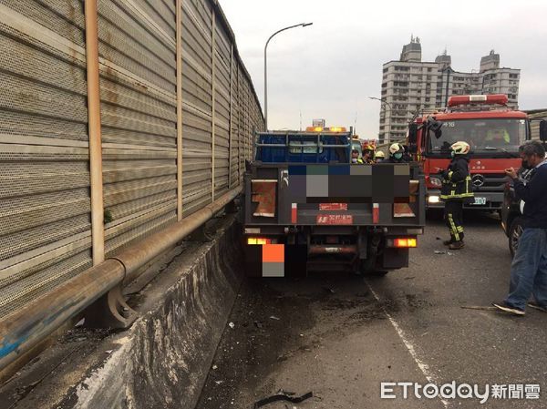 ▲▼汐止大同路1台貨車自撞護欄，又波及自小客車，造成3人受傷。（圖／記者邱中岳翻攝）