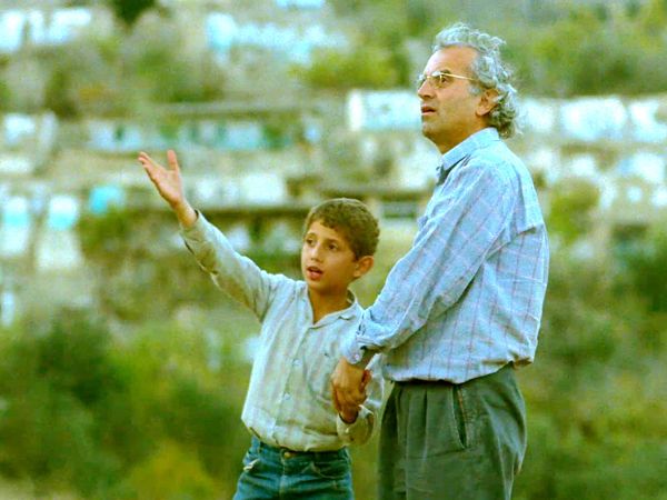 ▲▼伊朗知名經濟學家法哈德在電影《生生長流》飾演「導演」，也就是阿巴斯的化身。（圖／海鵬提供）