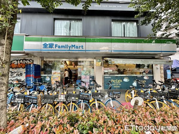 ▲▼上海1500多家全家便利店，目前只有200多家門店仍在營業，每天營業時間有限，而且貨架上的商品很快就被一掃而空。（圖／記者趙禕攝）