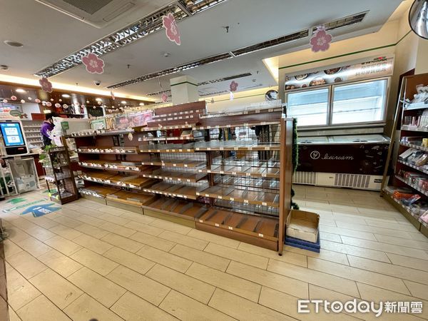 ▲▼上海1500多家全家便利店，目前只有200多家門店仍在營業，每天營業時間有限，而且貨架上的商品很快就被一掃而空。（圖／記者趙禕攝）