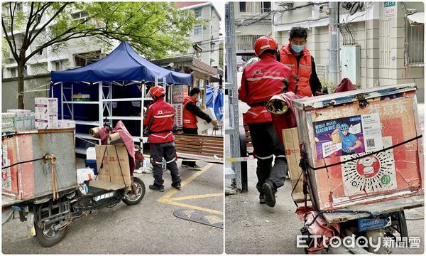 ▼京東快遞小哥將過去幾天消費者購買的商品陸續送到小區門口。（圖／記者趙禕攝）