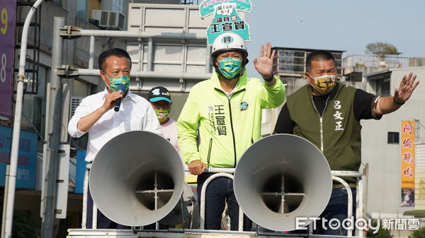 ▲嘉義縣長翁章梁二度來台南幫綽號「安全帽」的市議員參選人王宣貿站台，翁章梁說王宣貿是一位有能力會做事，相當誠懇認真的年輕人，要這樣當選，才能讓大新營不被邊緣化，繁榮昌盛下去。（圖／記者林悅翻攝，下同）