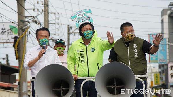 ▲嘉義縣長翁章梁二度來台南幫綽號「安全帽」的市議員參選人王宣貿站台，翁章梁說王宣貿是一位有能力會做事，相當誠懇認真的年輕人，要這樣當選，才能讓大新營不被邊緣化，繁榮昌盛下去。（圖／記者林悅翻攝，下同）