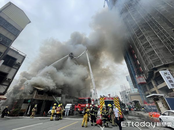 ▲▼高雄火警。（圖／記者吳世龍拍攝）