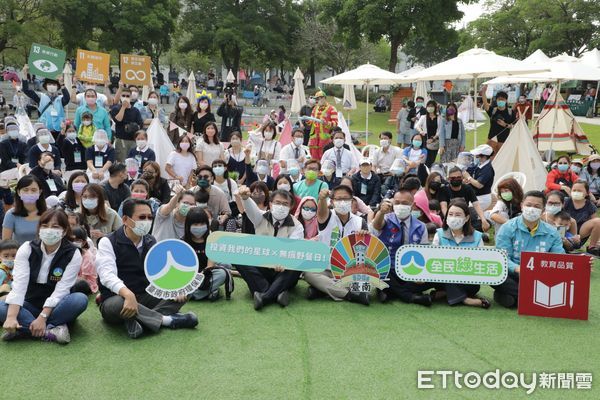 ▲台南市環保局響應地球日，17日上午以永續發展及無痕生活的理念，在奇美博物館舉辦「投資我們的星球x無痕野餐日！」活動，落實來去不留痕跡的環保生活。（圖／記者林悅翻攝，下同）