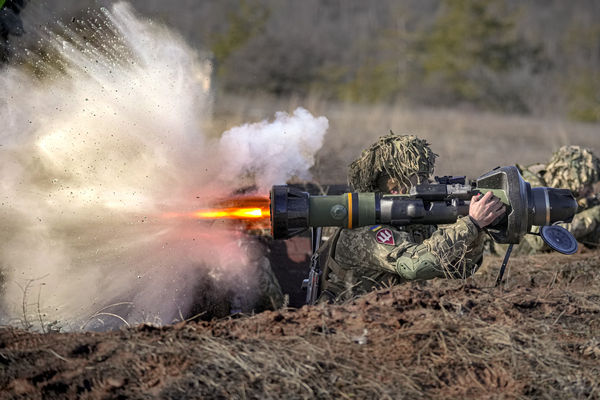 ▲▼烏克蘭軍隊在頓巴斯地區使用MBT LAW反戰車飛彈。（圖／達志影像／美聯社）
