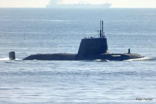 ▲▼ 英國機敏級核潛艇「大膽號」（HMS Audacious）16日抵達直布羅陀。（圖／翻攝自推特）