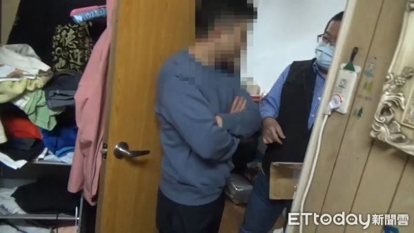 ▲萬華警方逮捕涉嫌在中華路某工地放置炸彈得的崛江町角頭陳男及成員。（圖／記者張君豪翻攝）