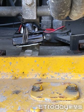 ▲萬華警方逮捕涉嫌在中華路某工地放置炸彈得的崛江町角頭陳男及成員。（圖／記者張君豪翻攝）