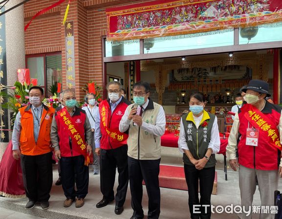 ▲台南市長黃偉哲出席由翁慶聚派下敦親協進會舉辦的慶聚公翁氏宗祠落成奠安大典，除了對翁氏宗親飲水思源的的精神表示感動，也敬佩其族親的向心力。（圖／記者林悅翻攝，下同）