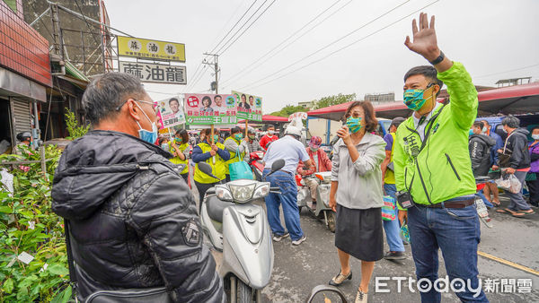 ▲民進黨市議員初選最後階段，蘇治芬與蔡易餘委員，17日上午帶著王宣貿一起到台南鹽水牛墟市場，懇請鄉親支持。（圖／記者林悅翻攝，下同）